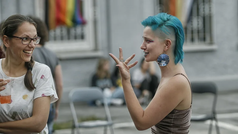 Fotografija: Shod je namenjen »uporu proti zatiranju, ki ga ta skupnost doživlja na vsakodnevni, družbeni in sistemski ravni«. FOTO: Blaž Samec/Delo