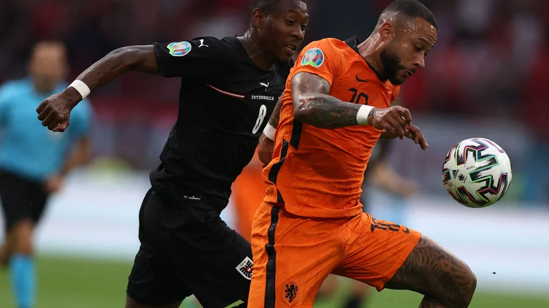 Fotografija: Memphis Depay (desno) in David Alaba se bosta v prihodnji sezoni merila na španskih nogometnih zelenicah. FOTO: Dean Mouhtaropoulos/AFP