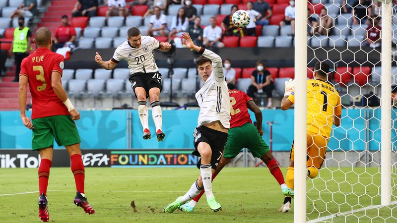 Fotografija: Izjemno uro nogometa je Robin Gosens (v ozadju) kronal z zadnjim golom svoje reprezentance na tekmi. Blestel je tudi junak finala lige prvakov Kai Havertz (spredaj). FOTO: Kai Pfaffenbach/Reuters