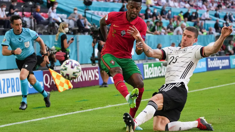 Fotografija: Robin Gosens (desno), soigralec Josipa Iličića v Bergamu, je bil igralec tekme. FOTO: Matthias Schrader/AFP