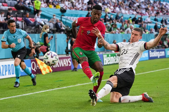 Robin Gosens (desno), soigralec Josipa Iličića v Bergamu, je bil igralec tekme. FOTO: Matthias Schrader/AFP