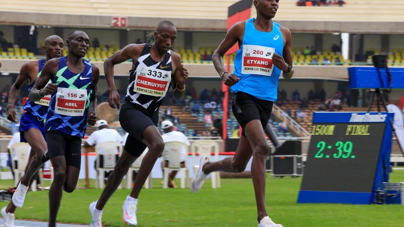 Fotografija: Timothy Cheruiyot (drugi z desne) med preizkušnjo na 1500 metrov. FOTO: Monicah Mwangi/Reuters