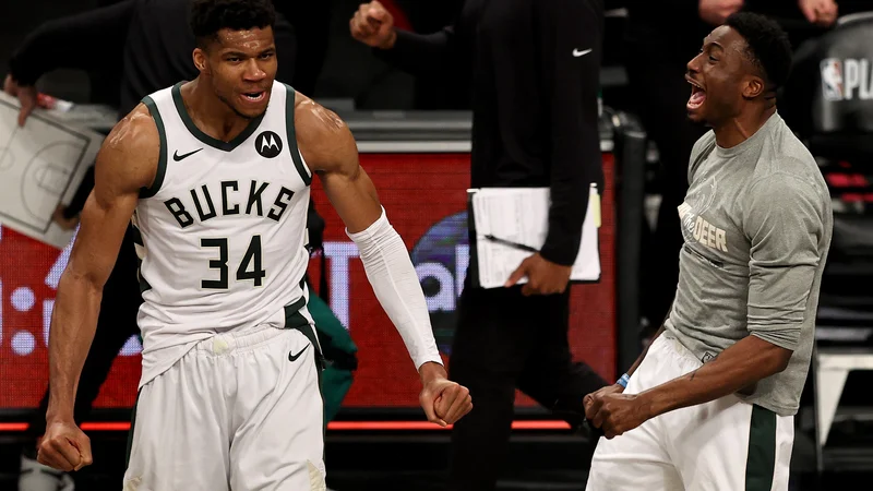 Fotografija: Brata Giannis in Thanasis Antetokounmpo sta se takole veselila preboja v finale vzhodne konference lige NBA. FOTO: Elsa/AFP