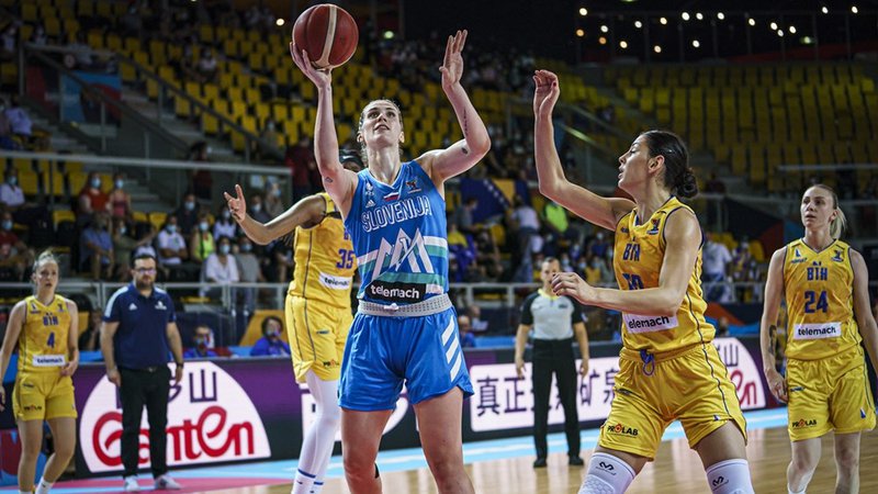 Fotografija: Eva Lisec (z žogo) je bila najučinkovitejša slovenska košarkarica tudi ob pomembni zmagi nad BiH. FOTO: FIBA