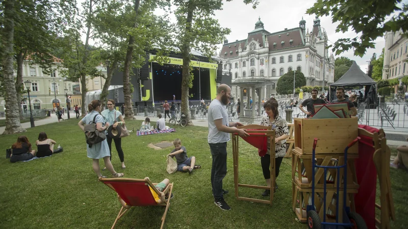 Fotografija: Z zmanjševanjem števila okužb in večjim številom cepljenih se vračajo prireditve na ljubljanske ulice in z njimi običajen poletni utrip. FOTO: Jure Eržen/Delo