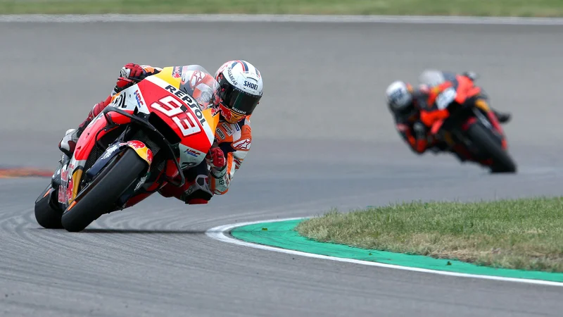Fotografija: Honda Spanish rider Marc Marquez steers his motorbike during the German MotoGP Grand Prix at the Sachsenring racing circuit in Hohenstein-Ernstthal near Chemnitz, eastern Germany, on June 20, 2021. (Photo by Ronny HARTMANN / AFP) Foto Ronny Hartmann Afp