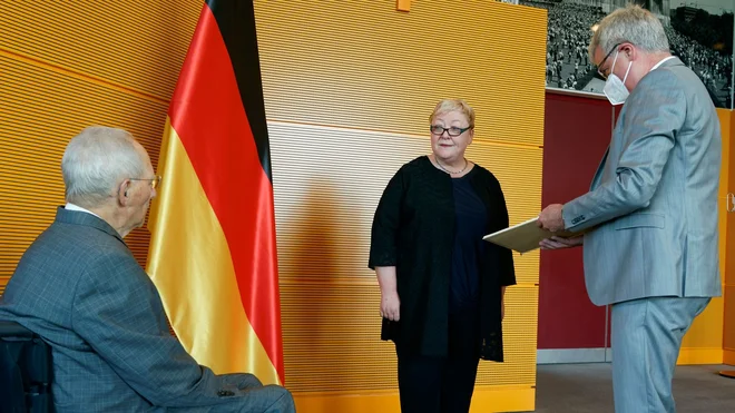 Predsednik nemškega zveznega parlamenta Wolfgang Schäuble (levo) je 17. junija imenoval Evelyn Zupke za vodjo novega urada za pomoč žrtvam nekdanjega komunističnega režima v Vzhodni Nemčiji. FOTO: DBT/Henning Schacht