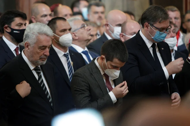 Ljubezen med Srbiji naklonjenima črnogorskim premierom Zdravkom Krivokapićem (levo) in predsednikom parlamenta Alekso Bečićem (v sredini) ter srbskim predsednikom Aleksandrom Vučićem bi se lahko ohladila. FOTO: Stevo Vasiljević/Reuters
