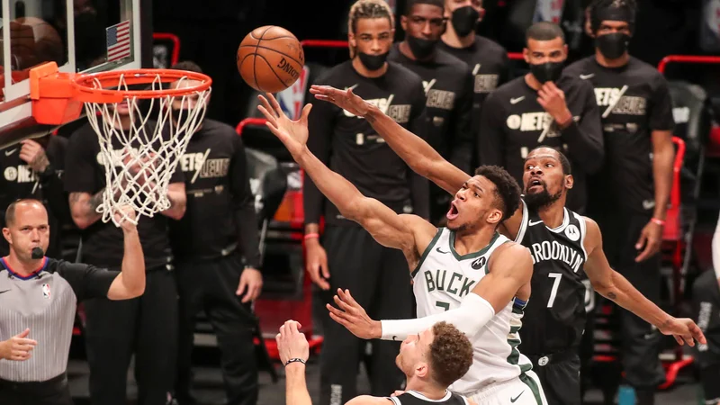 Fotografija: Giannis Antetokounmpo (z žogo) in Kevin Durant (desno) sta uprizorila pravi spektakel. FOTO: Wendell Cruz/USA Today Sports