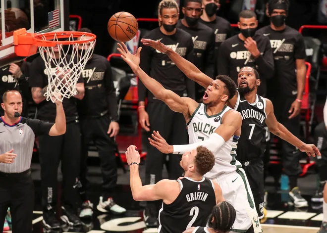 Giannis Antetokounmpo (z žogo) in Kevin Durant (desno) sta uprizorila pravi spektakel. FOTO: Wendell Cruz/USA Today Sports