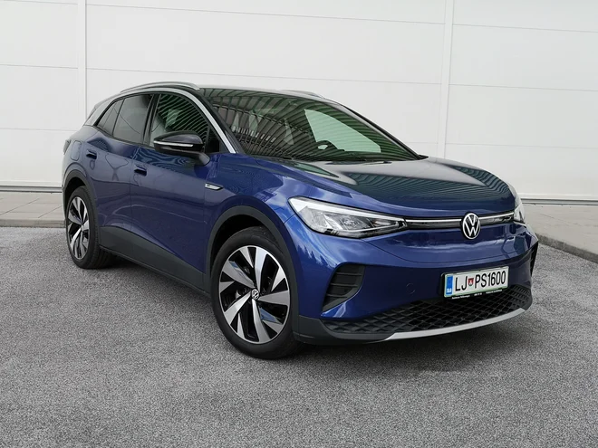 Z obliko ID.3 in zdaj še ID.4 so pri Volkswagnu naredili korak stran od tradicionalne oblikovalske usmeritve. K dobremu videzu nedvomno prispevajo tudi velika kolesa, ki so bila pri testnem vozilu 20-palčna.