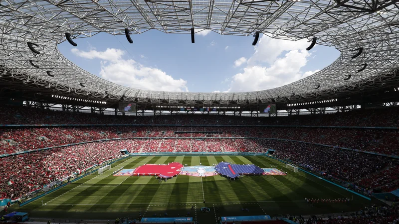 Fotografija: Potem ko je več kot eno leto Evropa živela v posebnih razmerah, je bila prav sanjsko videti razprodana Arena Ferenca Puskasa pred spektaklom med Madžarsko in Francijo. FOTO: László Balogh/Reuters