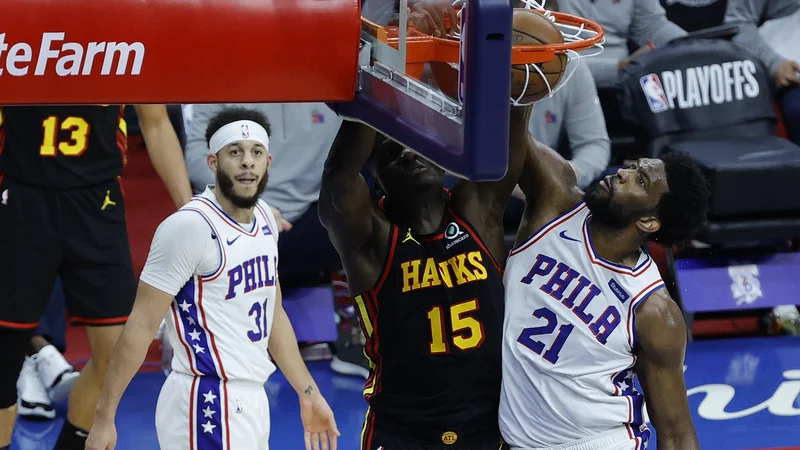 Fotografija: Clint Capela zabija prek Joela Embiida (št. 21) na sedmi tekmi v Philadelphii. FOTO: Tim Nwachukwu/AFP