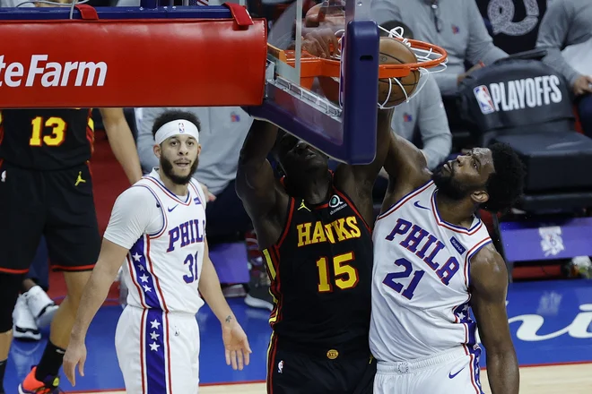 Clint Capela zabija prek Joela Embiida (št. 21) na sedmi tekmi v Philadelphii.&nbsp;FOTO: Tim Nwachukwu/AFP