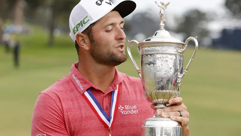 Fotografija: Jon Rahm s pokalom na igrišču Torrey Pines. FOTO: Ezra Shaw/AFP