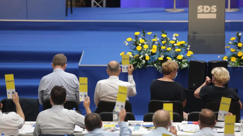 Fotografija: Dvanajsti volilni in programski kongres stranke SDS je bil v prvi vrsti velik postepidemijski politični performans.
FOTO: Voranc Vogel/Delo