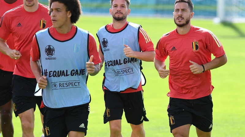Fotografija: Eden Hazard (na fotografiji desno) med treningom v domačem Tubizeju ob Driesu Mertensu. Tekmo s Finsko naj bi začel tudi obrambni vezist Axel Witsel (levo). FOTO: John Thys/AFP