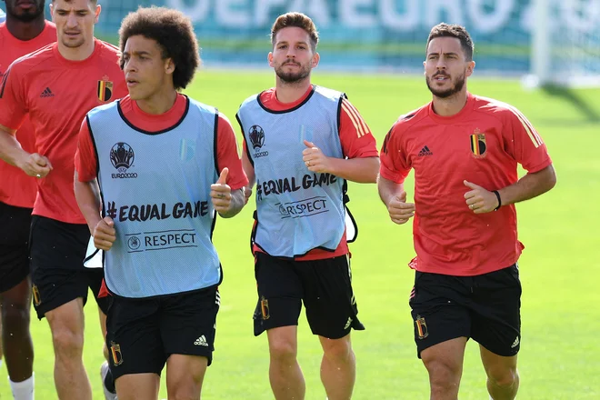 Eden Hazard (na fotografiji desno) med treningom v domačem Tubizeju ob Driesu Mertensu. Tekmo s Finsko naj bi začel tudi obrambni vezist Axel Witsel (levo). FOTO:&nbsp;John Thys/AFP