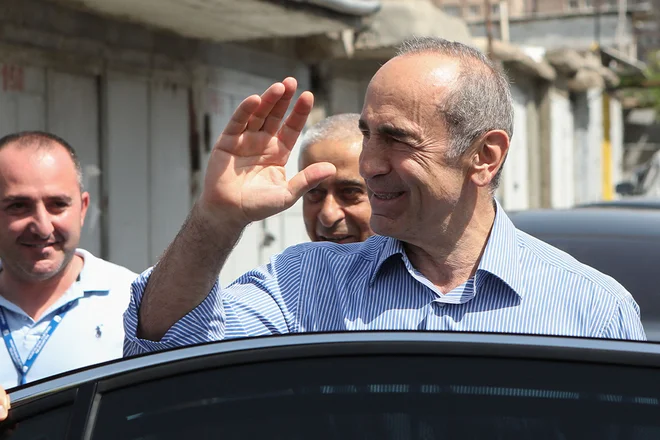 Nekdanji armenski predsednik Robert Kočarjan pred prihodom na volilno mesto. FOTO: Str AFP