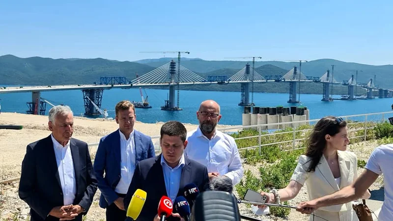 Fotografija: Minister za promet in infrastrukturo Oleg Butković (tretji z leve) je ob obisku gradbišča mostu na Pelješcu napovedal, da bo promet po njem stekel spomladi prihodnje leto. FOTO: Božo Radić/CROPIX