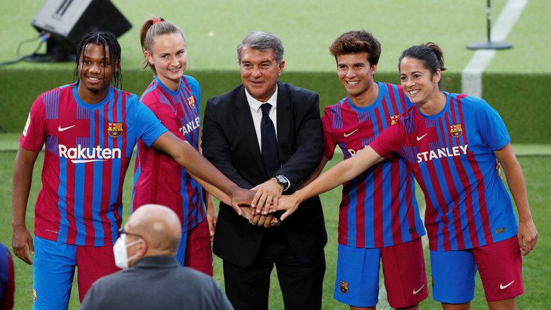 Fotografija: Laporta (v sredini) je nedavno na Camp Nouu sodeloval tudi na predstavitvi dresov za novo sezono. FOTO: Albert Gea/Reuters