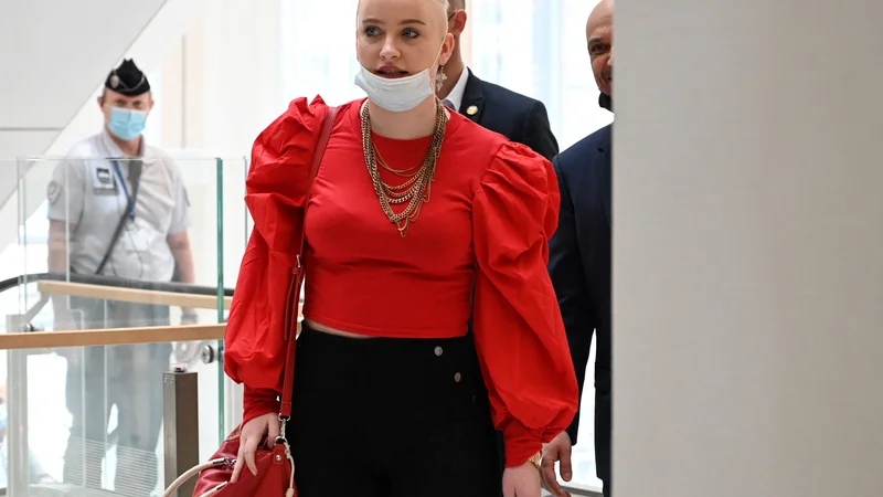 Fotografija: Trinajst mladih moških in žensk je moralo na zatožno klop, ker so po spletu nadlegovali najstnico Milo, nekateri so ji grozili celo s smrtjo. FOTO: Bertrand Guay/AFP