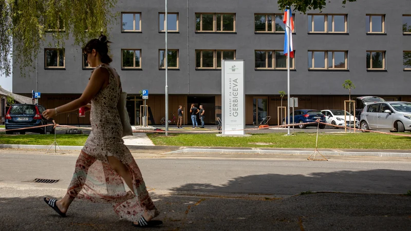 Fotografija: V stavbo na Gerbičevi se bodo poleti vselili prvi mladi najemniki, ki bodo tam lahko ostali največ tri leta. FOTO: Voranc Vogel/Delo
