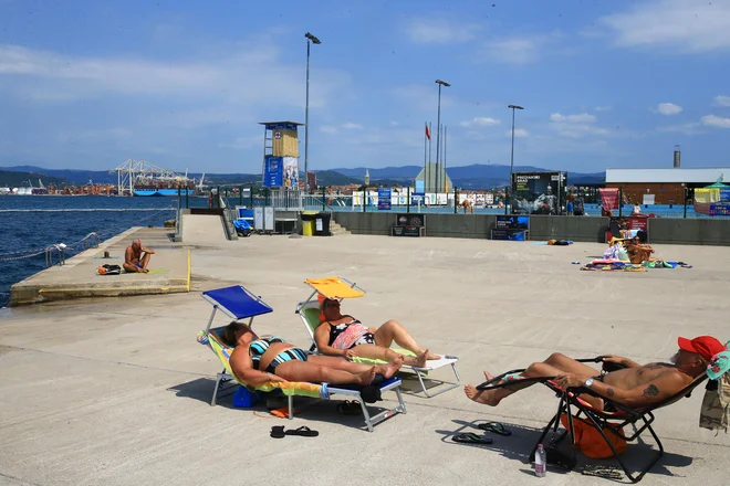 Tudi zadnja analiza vzorcev kopalne vode na kopališču Žusterna, ki jih je za Agencijo RS za okolje opravil NIJZ, je potrdila, da je kopanje na tem kopališču popolnoma varno (fotografija je arhivska). FOTO: Tomi Lombar/Delo