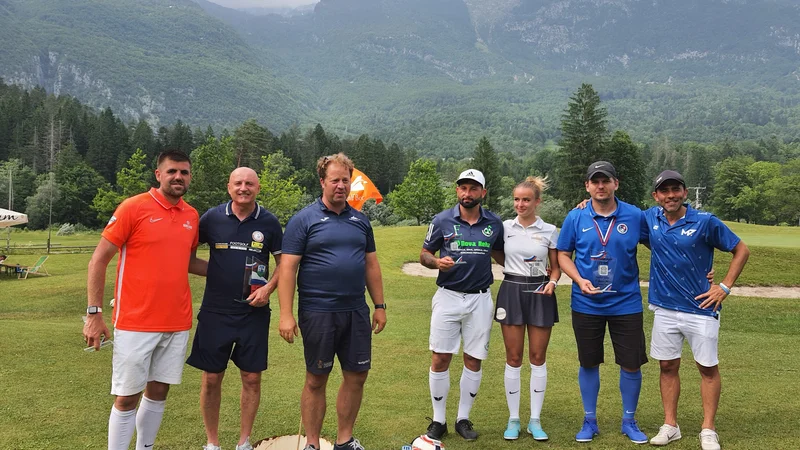 Fotografija: Najboljši v Bovcu (z leve proti desni): Ben Clarke, Nani Matjašič, Aleks Kravanja (predsednik FG Bovec in organizator tekme), Ian Emeršič, Lucia Čermakova, Juraj Gubanij in Matias Perrone. FOTO: Sport klub M