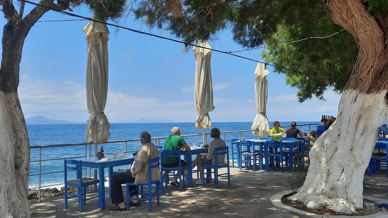 Fotografija: Ne pretiravamo, če rečemo, da so se turisti in domačini na Kreti razveselili drug drugega. FOTO: Urša Izgoršek