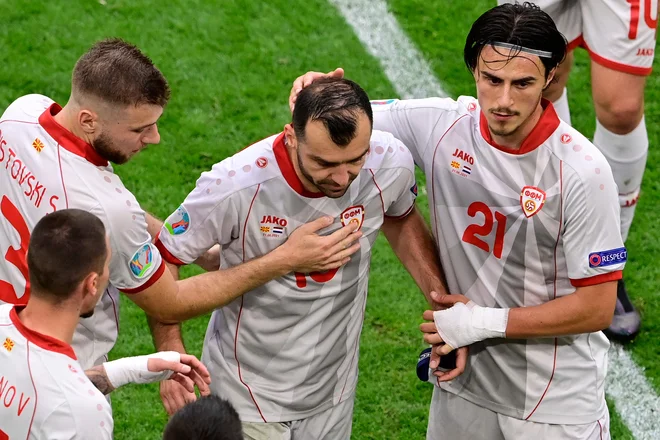 Makedonski nogometaši so pozdravili zadnji reprezentančni nastop Gorana Pandeva. FOTO: Olaf Kraak/AFP