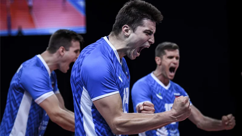 Fotografija: Jan Kozamernik, Klemen Čebulj in Gregor Ropret so v boju z ameriško odbojkarsko velesilo vpisali zmago za zgodovinske letopise. FOTO: FIVB