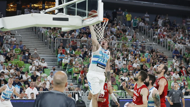 Fotografija: Luka Dončić (z žogo) si bo letos oprtal težko olimpijsko breme. FOTO: Leon Vidic/Delo