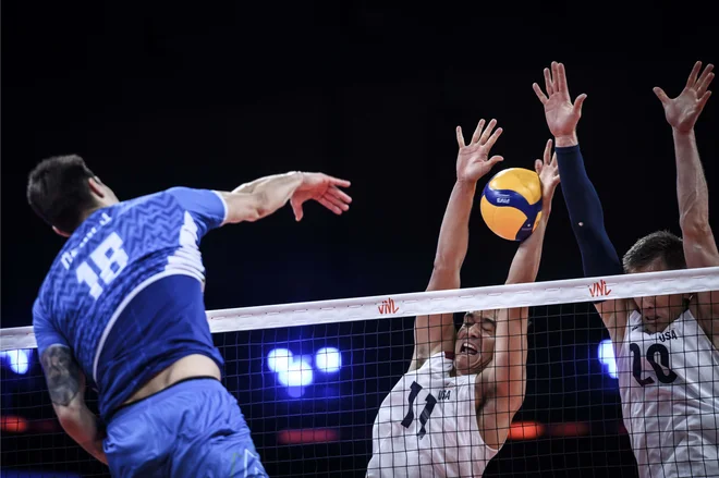 Čebulj je s 27 doseženimi točkami napadalno načel ameriški blok. FOTO: FIVB<br />
<br />
 