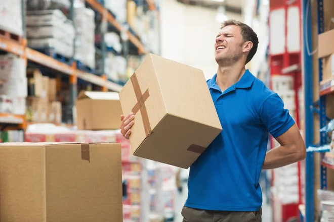 Nova zloženka v sliki in besedi predstavlja pravilne tehnike dvigovanja bremen ter potiskanja in vlečenja. Foto Shutterstock