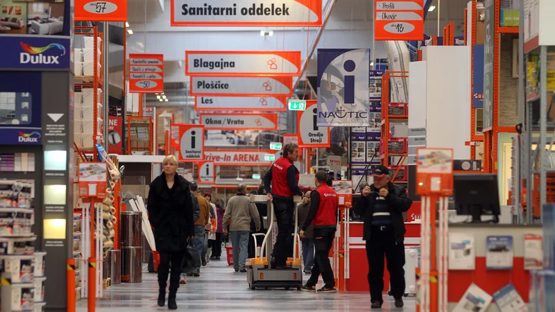 Fotografija: Delodajalec je dolžan ročno premeščanje bremen nadomestiti s primerno delovno opremo, če je le mogoče. FOTO: Blaž Samec/Delo