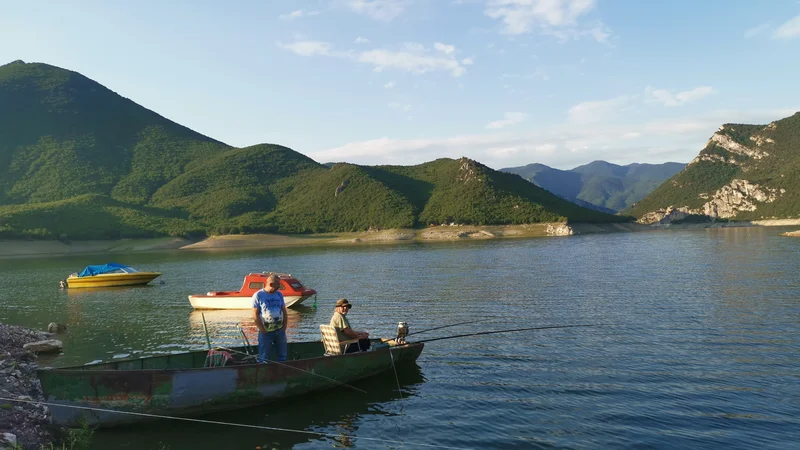 Fotografija: Tikveško jezero je čisto in bogato z ribami.  FOTO: Milena Zupanič