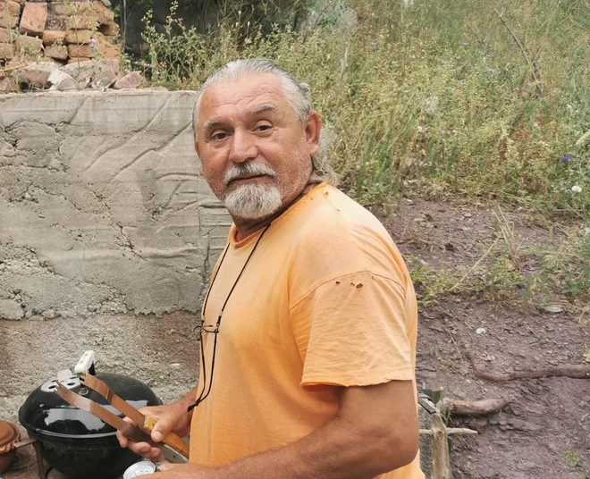Borče Jefremov se je s preselitvijo na jezero umaknil iz mestnega vrveža in dnevne politike. Z ženo Vanjo imata do doma 16 kilometrov, k sosedom je mogoče le s čolnom, prav tako v civilizacijo. FOTO: Milena Zupanič