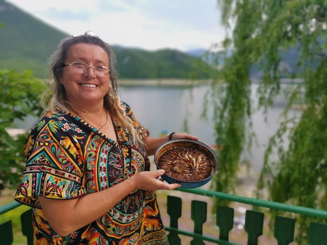 Vanja Jefremov je pripravila ribe v <em>salamurju</em>, makedonsko specialiteto. Male ribice je pekla v pečici več kot šest ur. FOTO: Milena Zupanič