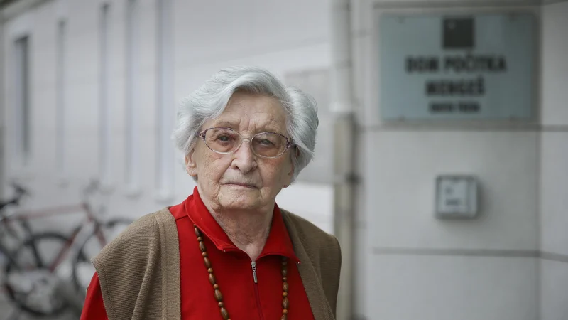 Boža Smagur je nekdanja novinarka revije <em>Naša žena</em>, zdaj je stanovalka mengeškega doma počitka v trzinski enoti. FOTO: Jože Suhadolnik/Delo