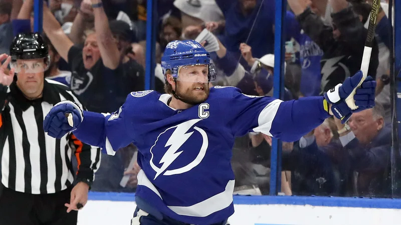 Fotografija: Odlični Steven Stamkos je v peti tekmi branilca naslova Stanleyjevega pokala Tampo Bay popeljal do tretje polfinalne zmage. FOTO: Mike Carlson/AFP