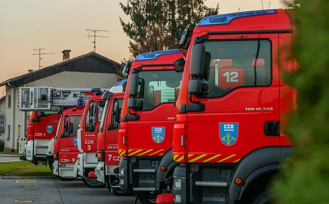 Poklicni gasilci so zaposleni tudi v gasilskih zavodih – brigadah, ki se povezujejo v Združenje slovenskih poklicnih gasilcev. FOTO: CZR Domžale