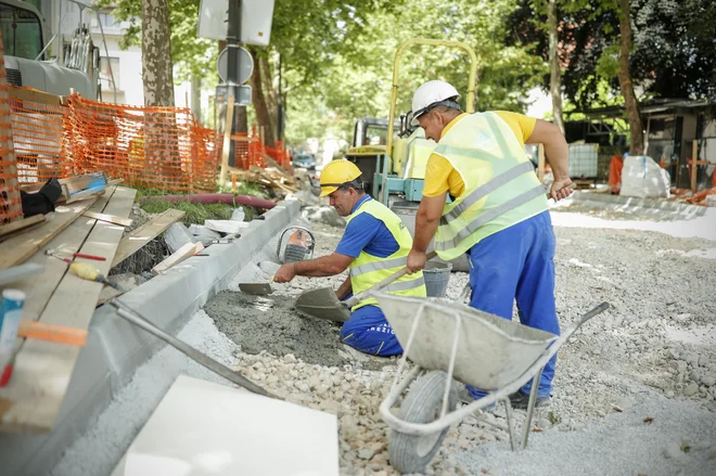 Pod ulico Bežigrad urejajo vodovod in kanalizacijo. FOTO: Uroš Hočevar/Kolektiff