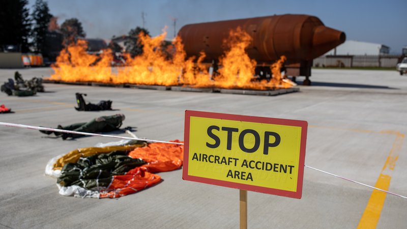 Fotografija: Po mednarodnih standardih se mora ob nesreči ekipa letališke gasilske enote odzvati v najmanj treh minutah. FOTO: Voranc Vogel/Delo