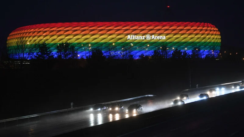 Fotografija: Nogometni stadion v Münchnu danes ne bo predstavljal boja za enakopravnost pripadnikov skupnosti LGBT+. FOTO: Andreas Gebert/AFP