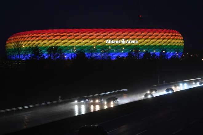 Nogometni stadion v Münchnu danes ne bo predstavljal boja za enakopravnost pripadnikov skupnosti LGBT+. FOTO: Andreas Gebert/AFP