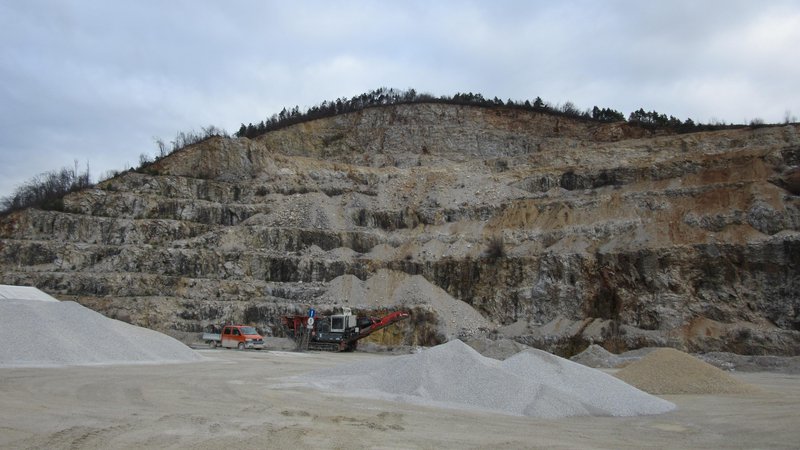 Fotografija: Kamnolom Velika Pirešica bo, ko bo plačana tudi kupnina last družbe APOC Aleša Počivalška, čigar partnerka je lastnica Ecobetona, ki v Pirešici rudari že od leta 2013. FOTO: Špela Kuralt/Delo