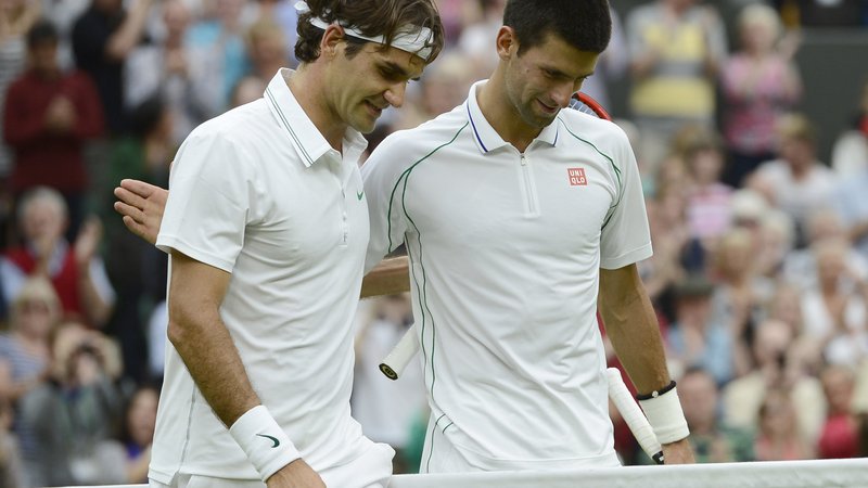 Fotografija: Roger Federer in Novak Đoković po polfinalnem obračunu v Wimbledonu leta 2012, ki se ni ravno vpisal med njune »klasike«: Švicar je namreč slavil s 6:3, 3:6, 6:4 in 6:3. FOTO: Dylan Martinez/Reuters