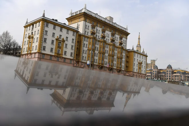 Iz State Departmenta so sporočili, da se bo ameriški veleposlanik John Sullivan že do konca tega tedna vrnil nazaj v svojo pisarno sredi Moskve. FOTO: Natalija Kolesnikova/AFP