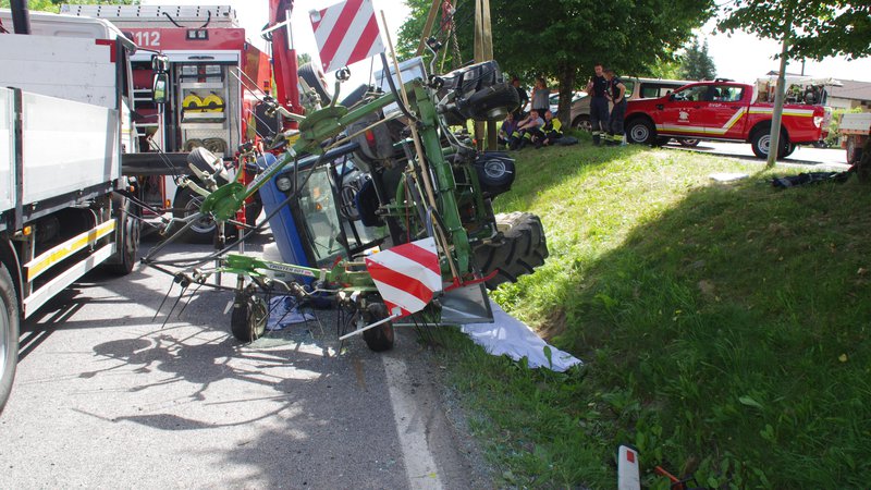 Fotografija: V nesreči sta bila udeležena voznik osebnega avtomobila in voznik traktorja, ki je na kraju nesreče umrl. FOTO: PU Koper